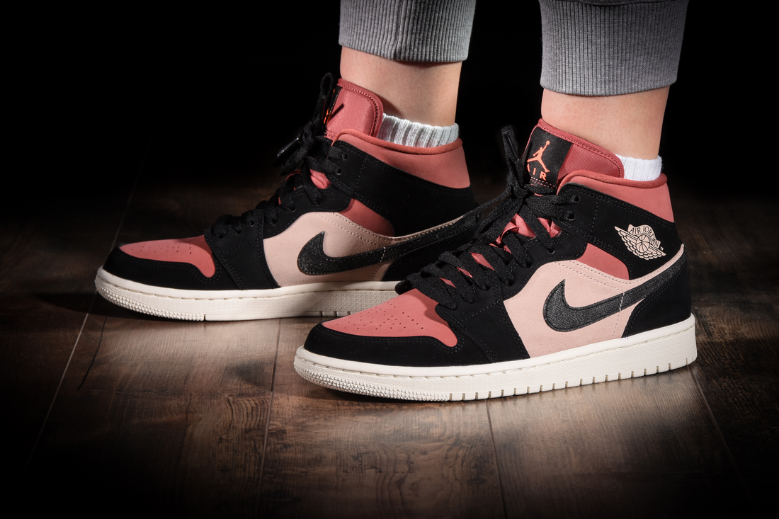 NIKE AIR JORDAN 1 RETRO MID WMNS CANYON RED pro €150,00