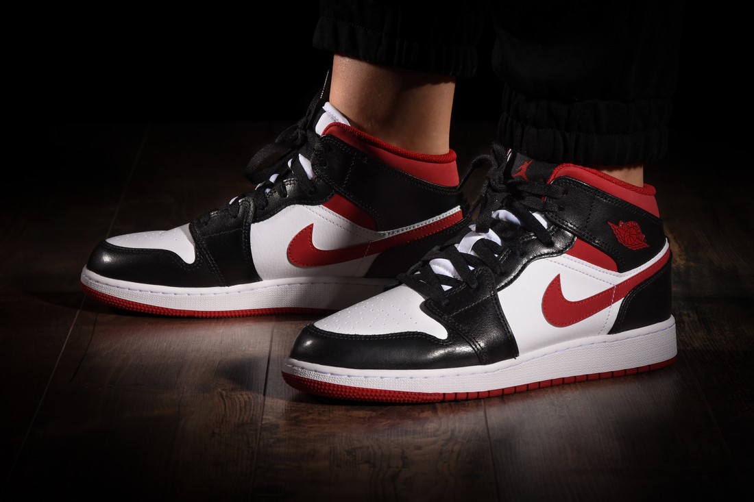 NIKE AIR JORDAN 1 RETRO MID GS WHITE GYM RED BLACK pro €205,00